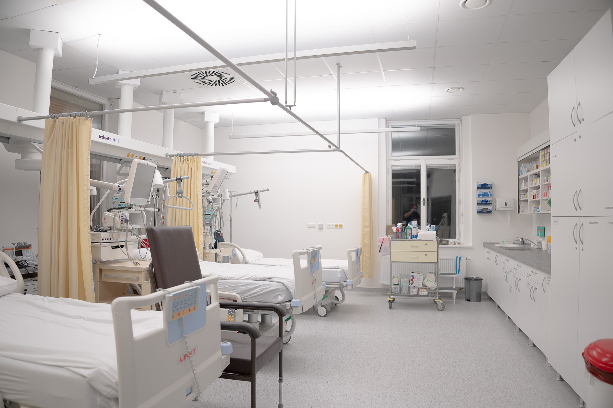 Přirozené světelné podmínky pro personál, zlepšení léčby pacientů. Pražská nemocnice má nejpokročilejší cirkadiánní osvětlení na světě